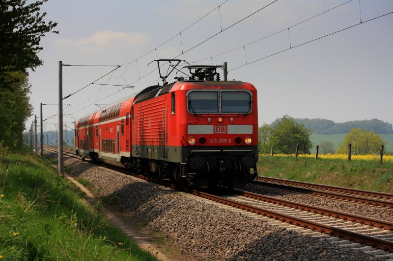 143 355 zieht RB 17319, Zwickau-Dresden, hier zwischen Oederan und Frankenstein, 01.05.09