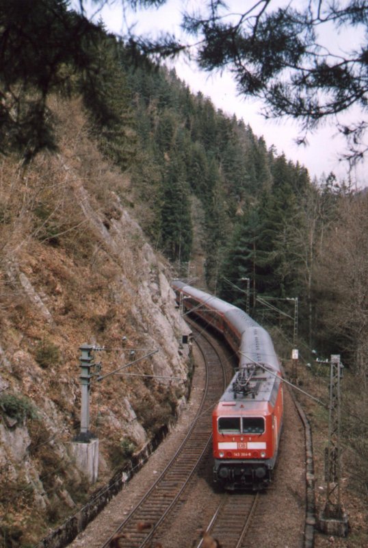 143-364 mit einem IRE auf der Schwarzwaldbahn bei Triberg. 
Frhjahr 2006 
