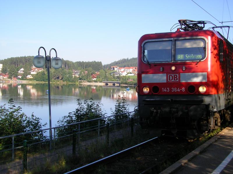 143-364 mit RB Freiburg(Breisgau) - Seebrugg im idyllisch gelegen Bahnhof Schluchsee am gleichnamigen Gewsser.