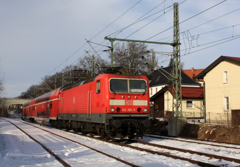 143 365, RB 17319, Zwickau-Dresden Hbf, kurz vor dem Halt in Freiberg beim Passieren von Husern der Johannisstrae, 14.01.09