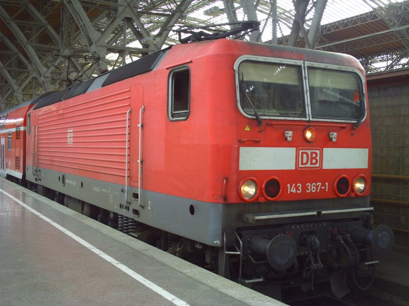 143 367 in Leipzig Hbf mit ihrem RE nach Dresden Hbf.
(26.07.2009)