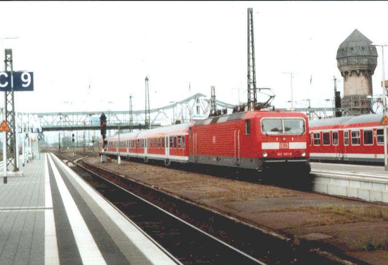 143 545 verlsst mit einer RB Darmstadt Hbf.19.8.03.