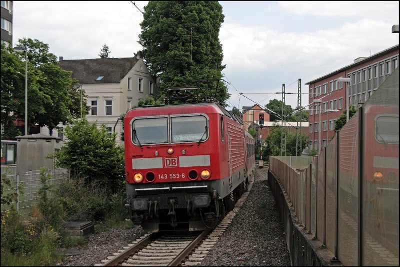 143 553 (9180 6 143 553-6 D-DB) erreicht mit einem S-Bahnzug der Linie S8 den Bahnhof Wetter(Ruhr). (22.05.2008)