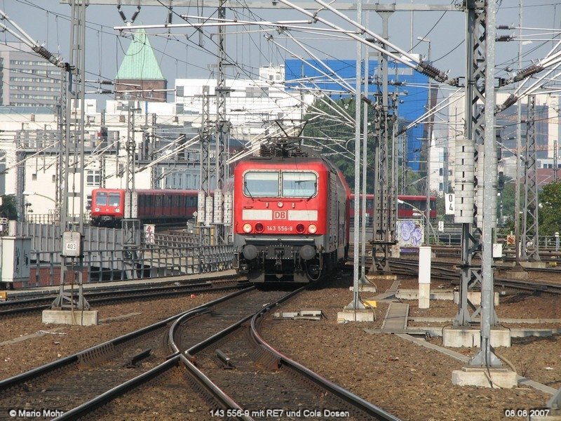 143 556-9 mit RE7 nach Wnsdorf-Waldstadt.