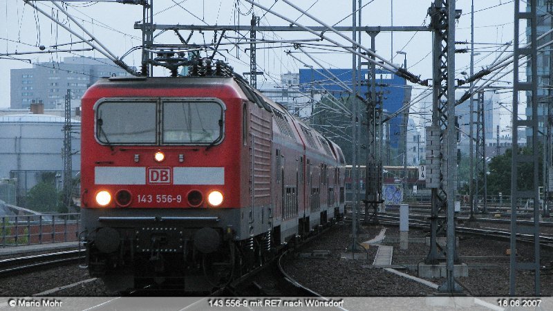 143 556-9 zieht einen RE7 nach Wnsdorf Waldstadt, bei der Einfahrt in Berlin Ostbahnhof.