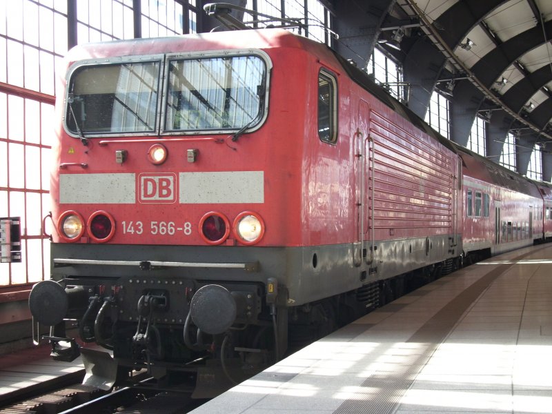 143 556 am 12.April 2009 mit einem Regionalexepess nach Wnsdorf Waldstadt in Berlin Friedrichstrae.