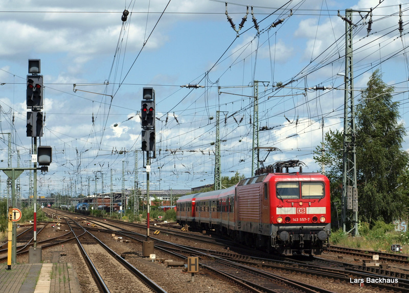 143 557-7 wird am 30.07.09 mit der RB 21221 nach Pinneberg in Neumnster bereit gestellt. Unterwegs wird jeder Bahnhof an der Strecke angefahren.