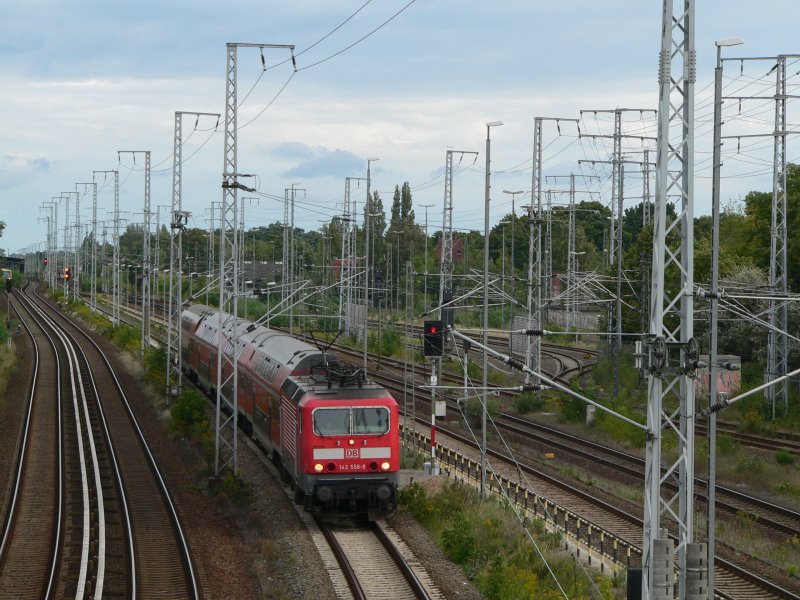 143 558-9 zieht eine Regionalbahn durch Berlin-Karlshorst. 29.8.2008