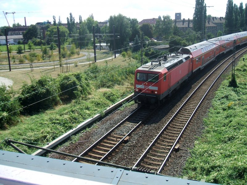 143 559-3 mit S-Bahn nach Zielitz kurz nach der Ausfahrt aus dem Bahnhof Magdeburg-Neustadt am 05.08.2008. Im Hintergrund die Wendeschleife der Endhaltestelle der Straenbahnlinie 2 (Alte Neustadt)