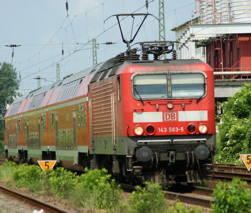 143 563-5 mit ihren RE nach Leipzig bei Dessau am 22.05.2009