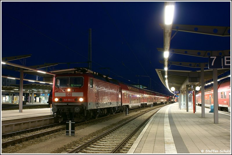 143 564 mit der S2 aus Gstrow ber Rostock nach Warnemnde am 08.08.09 zur Hansesail 5-teilig.