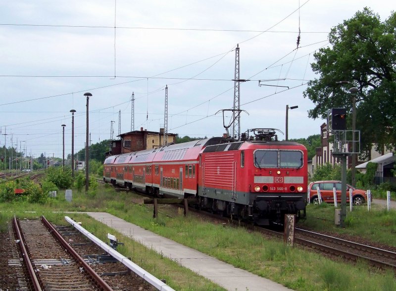 143 566-8 kommt hier mit seiner RB14 in den Bahnhof von Knigs Wusterhausen reingefahren. Seine Reise  ging von Senftenberg nach Falkensee. 22.05.2009