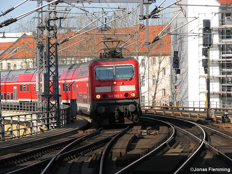 143 566 legt sich mit ihrem RE7 am 11.03 kurz vor Berlin Friedrichstrasse in die Kurve.