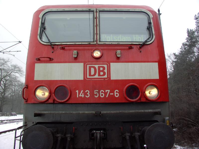 143 567 vor einem Zug der RB22 aus Berlin-Schnefeld kommend,
im Bhf. Ferch-Lienewitz