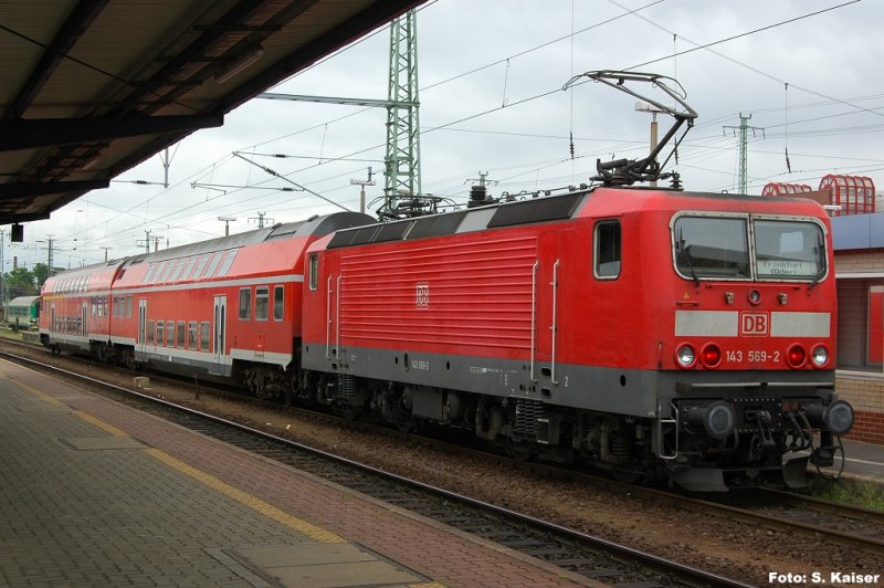 143 569-2 ist gerade mit einer Regionalbahn in Cottbus angekommen und wendet wieder nach Frankfurt (Oder). (18.05.2008)