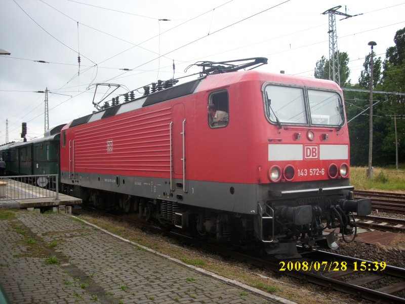 143 572 vom Bh Erfurt brachte am 28.06.2008 einen Sonderzug aus Ilmenau/Th�ringen bis nach Bergen/R�gen.