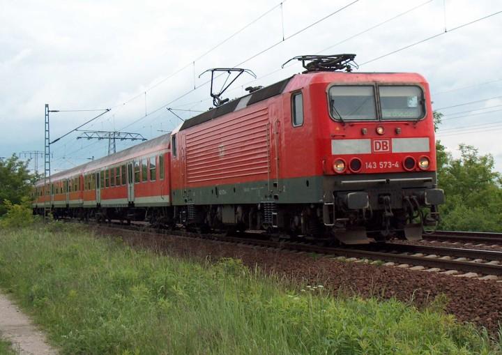 143 573-4 am 24.05.04 mit einem RE von Halle(Saale) nach Nordhausen.