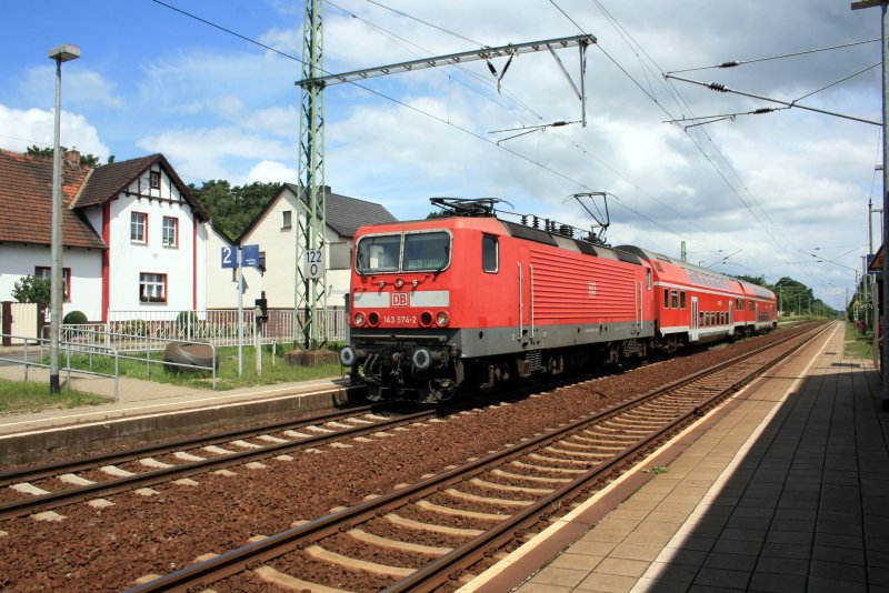 143 574-2 am 04.06.09 mit Regionalexpress im Bahnhof Coschen
