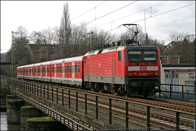 143 581 schiebt am 02.03.2008 eine S-Bahn der Linie S5 von M�nchengladbach Hbf nach Dortmund Hbf. Aufgenommen bei der �berquerung des Harkortsee bei Wetter(Ruhr).
