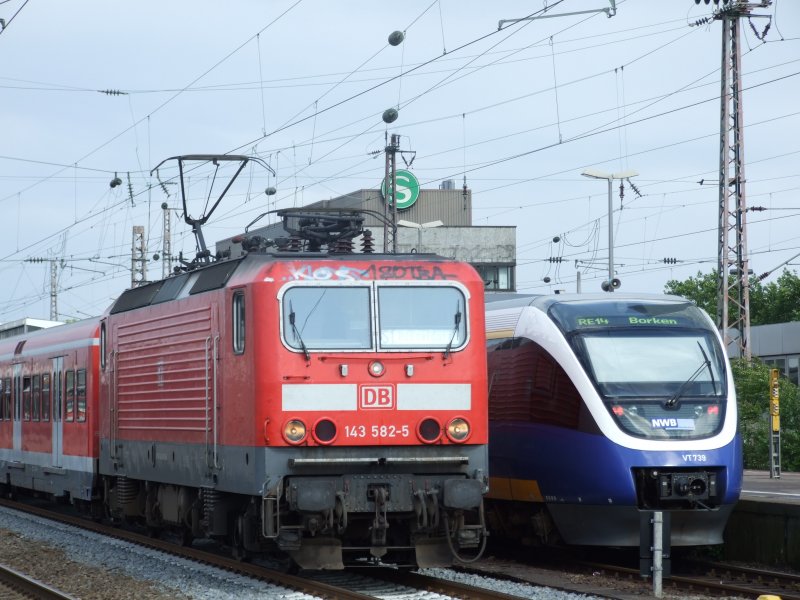 143 582-5 und NWB VT 739 stehen in Essen Hbf.