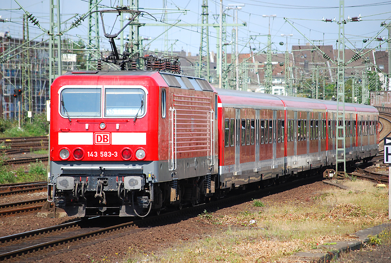 143 583 bei der Ausfahrt aus Dsseldorf Hbf am 26.8.2009