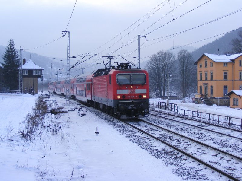 143 585-8 mit der S1 nach Schna am 10.1.2008 bei Knigstein.
