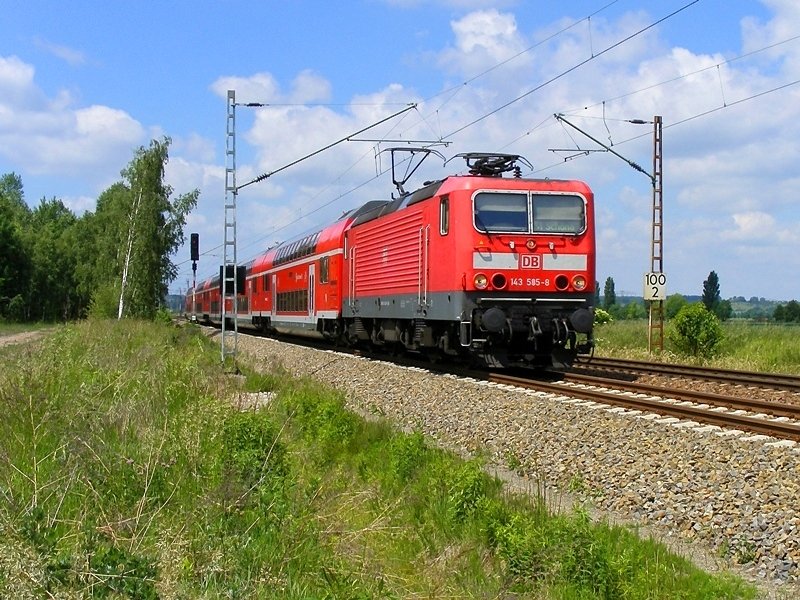 143 585-8 zieht einen Zug der S-1 nach Schna. Hier am 23.5.2009 bei Neusrnewitz.