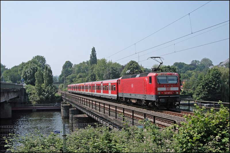 143 587 (9180 6 143 587-4 D-DB) schiebt einen Zug der Linie S8, (S5 Dortmund Hbf - Hagen Hbf), von Mnchengladbach Hbf nach Dortmund Hbf. (08.06.2008)