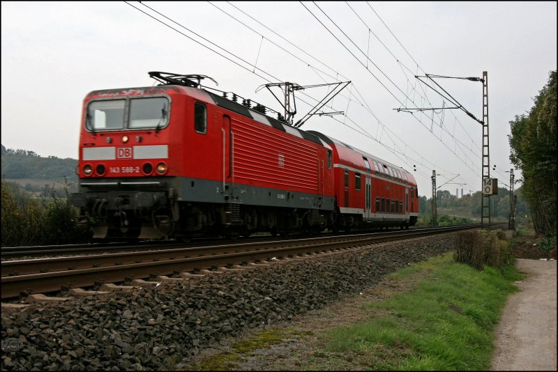 143 588 fhrt mit der RB56 (RB 39641)  Der Iserlohner , von Hagen Hbf nach Iserlohn, bei Hohenlimburg dem nchsten Halt entgegen. (10.10.2007)