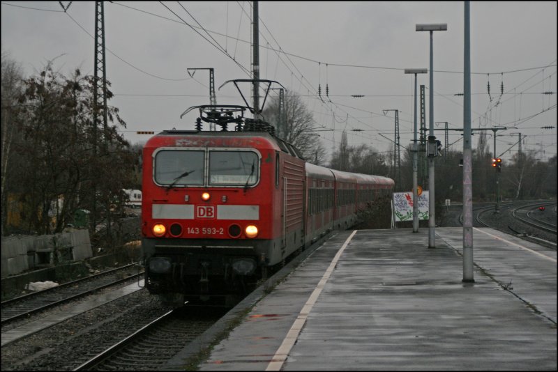 143 593 fhrt mit einer S1, von Dsseldorf nach Dortmund, in Bochum-Ehrenfeld ein. (05.01.08)
