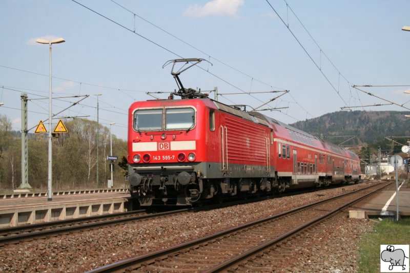 143 595-7 schob am 10. April 2009 eine Regionalbahn nach. Das Foto entstand beim kurzen Aufenthalt im Bahnhof Pressig-Rothenkirchen.