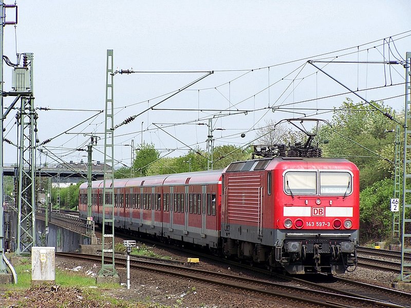 143 597-3 schiebt eine S in Richtung Dortmund. Hier bei der Ausfahrt von Dsseldorf-Unterrath am 27.04.08