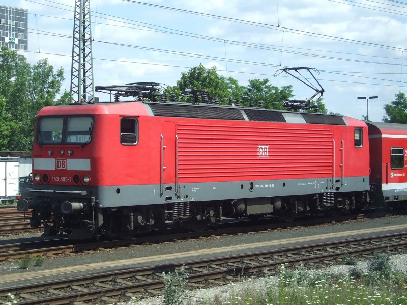 143 598 der S-Bahn Nrnberg am 18.06.2009 bei der Einfahrt in den Nrnberger Hauptbahnhof.