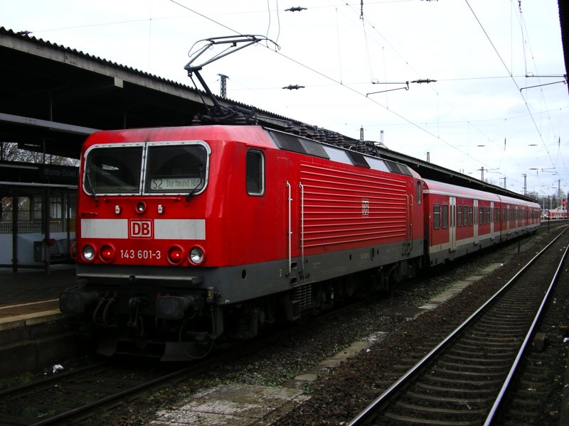 143 601-3 schiebt die S2 von Essen nach Dortmund aus dem Wanne Eickeler Hbf.(14.01.2008)