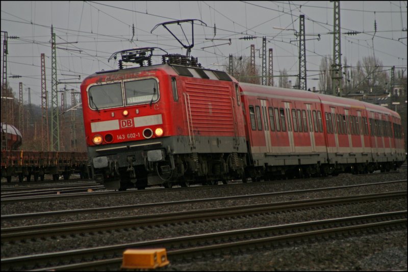 143 602 legt sich mit der S1 nach Dsseldorf bei Bochum in die Kurve. Durch den weien Ring um das Schlusslicht und der frisch eingefetteten Puffer sieht die Lok irgentwie besser aus als die anderen 143er.....