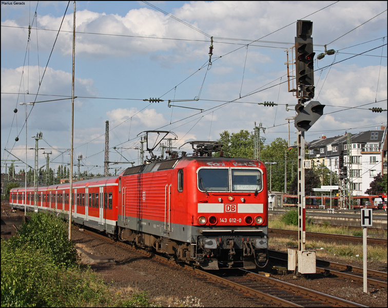 143 612 als S8 nach Mnchengladbach Hbf bei der Einfahrt von Dsseldorf Hbf 28.7.2009