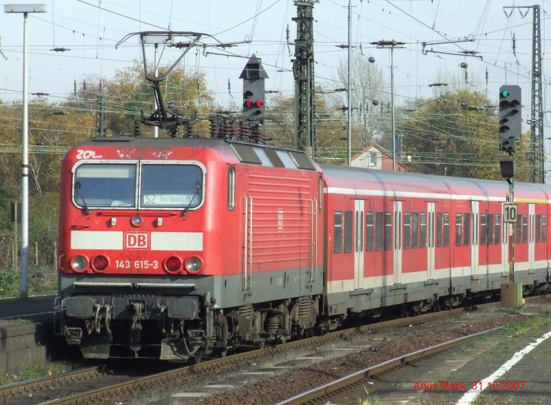 143 615 schiebt eine S2 in Richtung Dortmund Hbf aus Wanne-Eickel Hbf (31.10.2007)