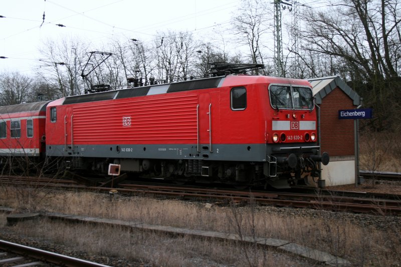 143 630-2 im Bahnhof Eichenberg zur Abfahrt bereit nach Kassel am 28.12.2007.