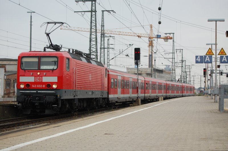 143 632-8 fhrt am 06.09.07 mit S1 nach Lauf (links Pegnitz) auf Gleis 3 des Nrnberger HBFs ein.