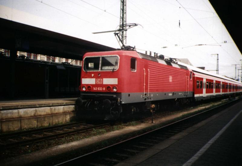 143 632 im Frhjahr 2002 in Nrnberg Hbf. Hier befrdert Sie eine S-Bahn nach Lauf links der Pegnitz.