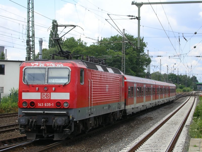143 635-1 schiebt die S2 Dortmund Hbf. - Essen Hbf. aus dem Bhf.
DO Mengede in Richtung Castrop Rauxel.(13.07.2008)