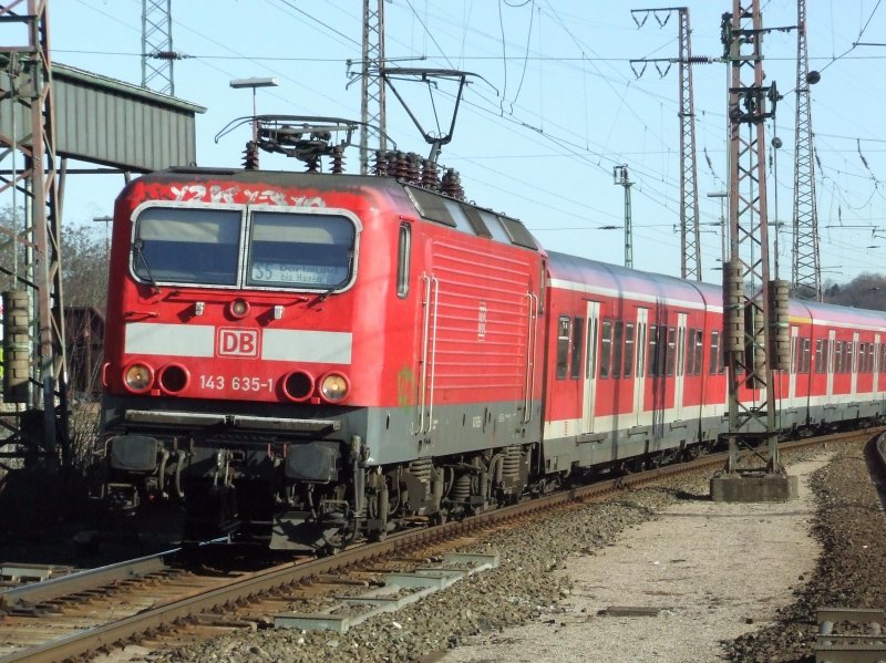 143 635 zieht eine S5 nach Dortmund Hbf in Hagen-Vorhalle ein. (08.02.2008)
