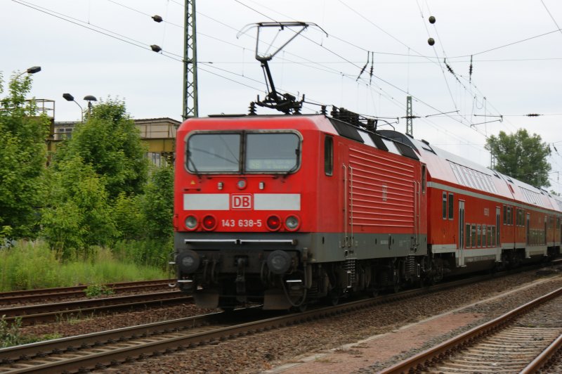 143 638-5 fhrt mit einer RB nach Halle/Saale bei Dessau am 21.06.2009