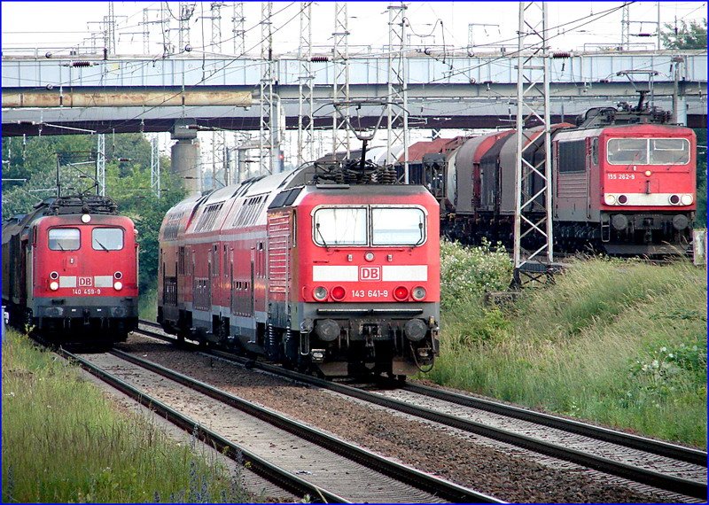 143 641-9 mit RE33219 unterwegs nach Sassnitz.Die G�terz�ge m�ssen warten.  Stralsund am 12.06.07 