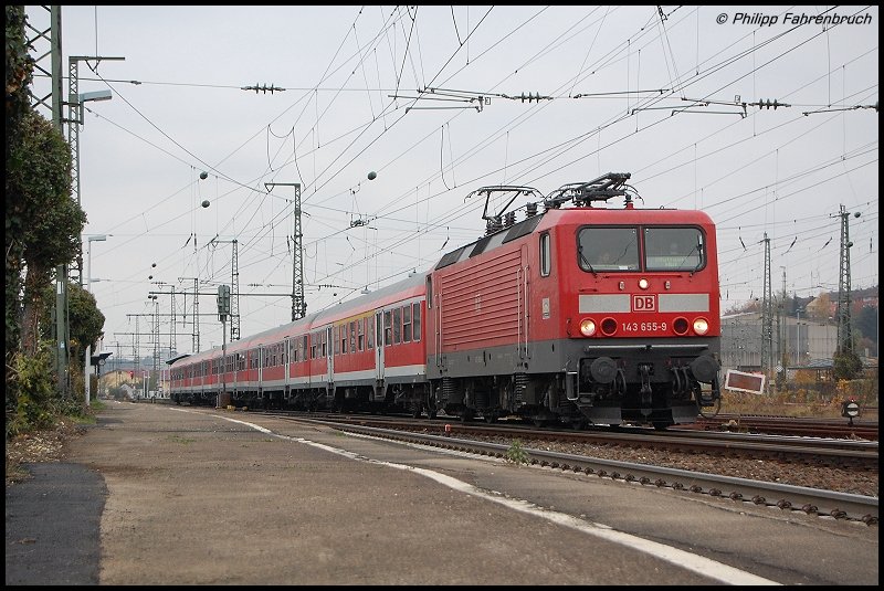 143 655-9 zieht am 26.10.07 einen RegionalExpress von Aalen nach Stuttgart Hbf, hier bei der Ausfahrt aus Aalen.