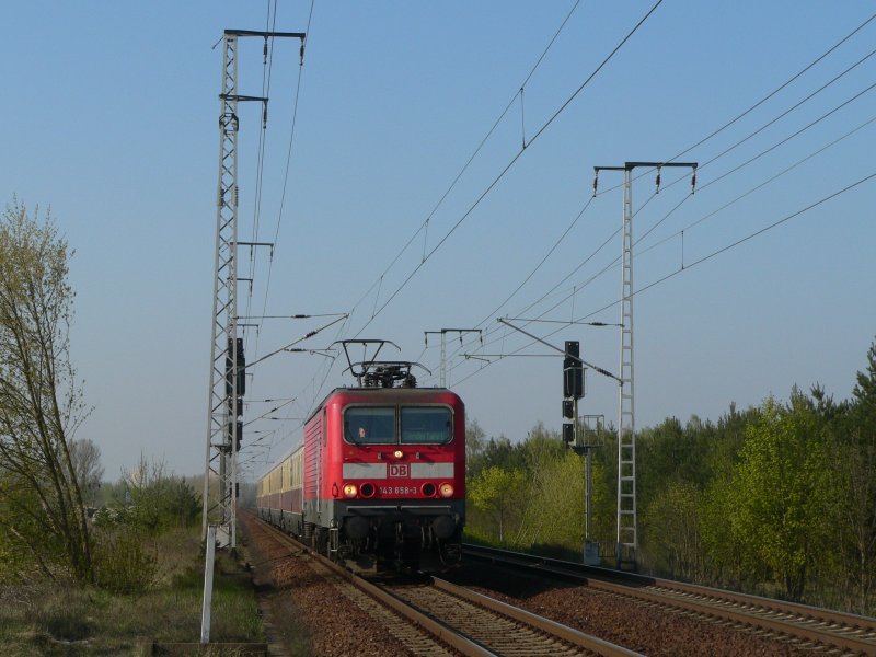 143 658-3 mit TEE-Wagen am 12.4.2009 in Berlin Wuhlheide. ber die Osterfeiertage fhrt dieser Zug tglich morgens von Chemnitz nach Berlin und abends wieder zurck.