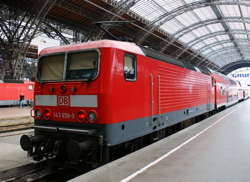 143 658-3 wartet mit einer RB nach Eilenburg auf die Abfahrt am 08.08.2009