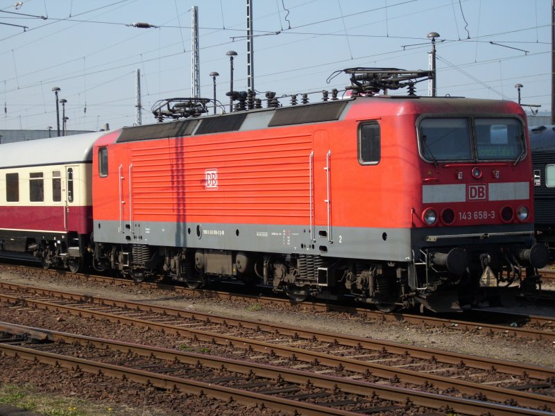 143 658 hat den TEE-Sonderzug am 12.April 2009 in Berlin Lichtenberg abgestellt.