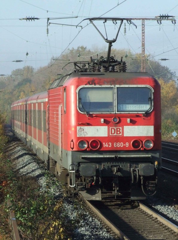143 660-9 schiebt eine S1 nach Dsseldorf aus dem Hp Essen-Frohnhausen in Richtung Mlheim (Ruhr).(31.10.2007)