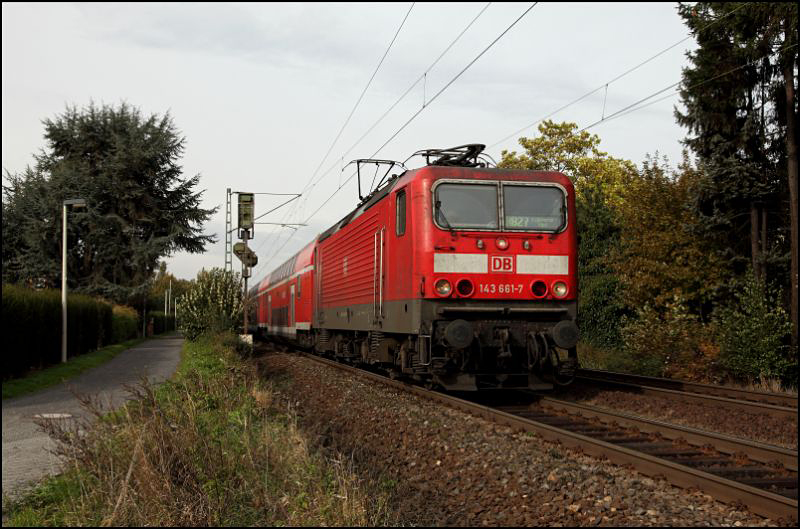 143 661 (9180 6143 661-7 D-DB) ist mit einer RB27  Rhein-Erft-Bahn  bei Bonn-Oberkassel unterwegs. (24.10.2009)